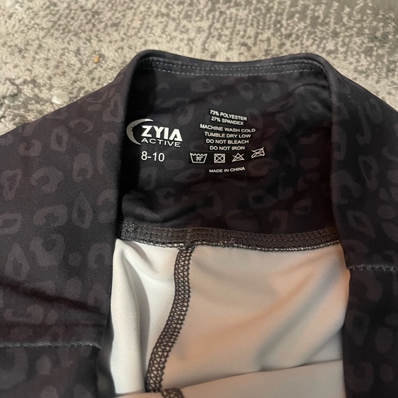 Zyia lot Gray Ombre Leggings, black leggings, and white sports bra - Picture 7 of 9